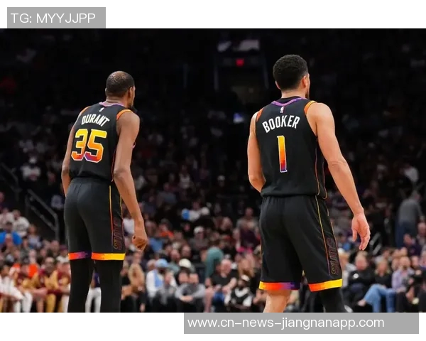 布克表现抢眼半场17分助力球队进攻火力全开次节独得11分展现个人能力